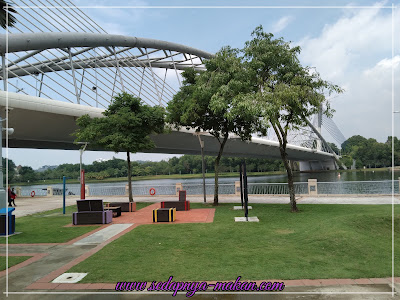 bersebelahan dengan tasik putrajaya