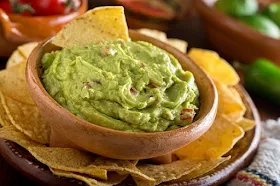 Guacamole cremoso de aguacate, tomate y cilantro