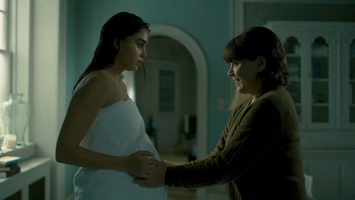 Melissa Barrera e Edie Inksetter como Julie e Delmy no filme 'O Nascimento do Mal', de Lori Evans Taylor