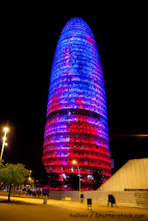 foto da torre de Barcelona à noite e iluminada  