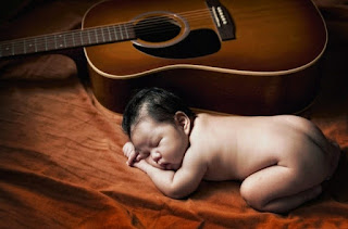 Gambar wallpaper bayi dan gitar