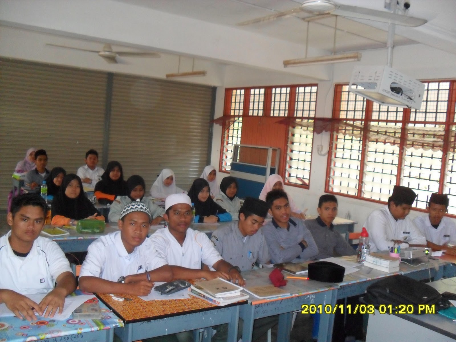 Cikgu azhar: ULANG KAJI NOVEL KOMSAS DI MA'AHAD IMAM 