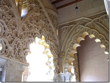 800px-Arquería_pórtico_sur_(La_Aljaferia,_Zaragoza)