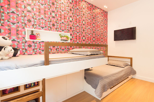 quarto-menina-com-papel-de-parede-moderno