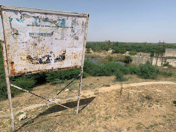 Aqui deveria ter uma plantação verde para absorver CO2, Banda, Uttar Pradesh (Índia). ONGs, governo e ONU repartiram o orçamento. E o planeta?