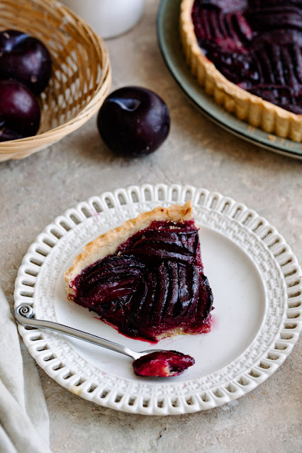 Tarte aux prunes, pâte sucrée à la cannelle