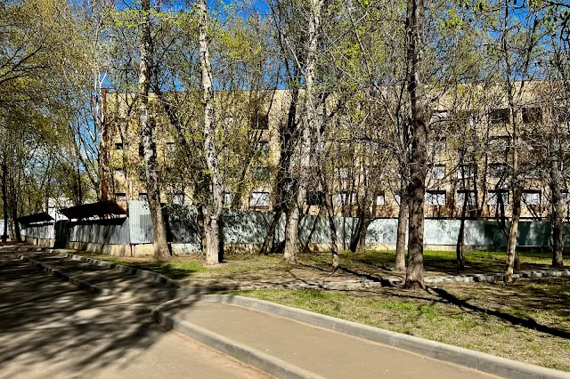 улица Речников, дворы, бывшее общежитие Московского судостроительного и судоремонтного завода / Московской государственной академии водного транспорта (здание построено в 1967 году)