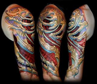 3d tattoo: alien-like bone structure and tissues tattooed on the shoulder and upper arm