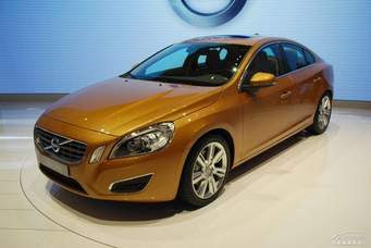 Volvo S60 and XC60 facelifts spied.jpg