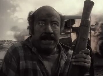 Θανάση Πάρε Τ'Όπλο Σου (1972) - Θανάσης (Θανάσης Βέγγος) με το όπλο του.