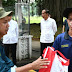 Presiden Jokowi Saksikan Penyerahan Sembako untuk Warga di Halaman Istana Bogor