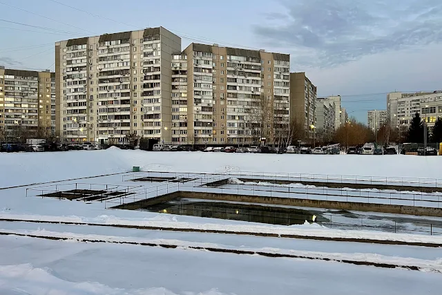 Мячковский бульвар, пруд-отстойник (Восточные Марьинские пруды), жилой дом 1997 года постройки