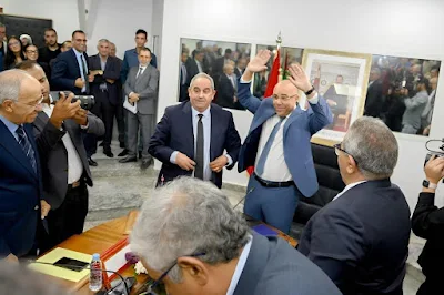 مسؤولون حكوميون وممثلون عن اللجنة الوطنية لطلبة الطب والصيدلة يحتفلون بتوقيع محضر تسوية يُنهي أطول إضراب طلابي في تاريخ كليات الطب بالمغرب. الاتفاق يشمل استجابة لمطالب الطلبة بعد نزاع استمر لأشهر، ويعيد الطلبة إلى مقاعد الدراسة مع تحسينات في التكوين الطبي وشروط التدريب