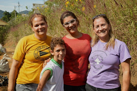 : O aluno Luiz Fernando Castilho com a educadora Rosemere Dias, a mãe, Mariana Muniz dos Santos e a diretora Solange de Almeida: conscientização ambiental desde a infância