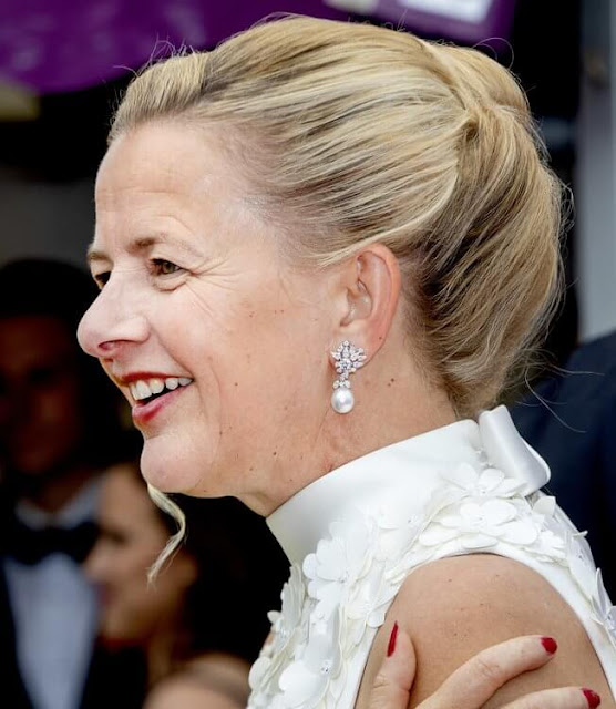 Princess Mabel of Orange-Nassau attended the 30th edition of the Amsterdam Dinner. White satin mini dress and pearl earring