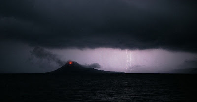 Volcán Krakatoa en las Islas  Java y Sumatra, Indonesia.
