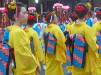 歌懸稲荷神社境内の中、雨が止んだ・・・。