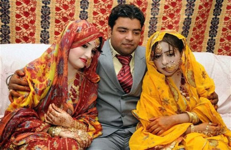باكستاني يتزوج عروسين بسهرة واحدة