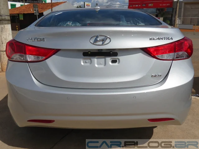 Hyundai Elantra 2014 - sensor de estacionamento traseiro