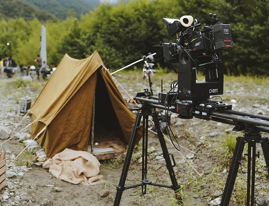 set-de-filmacion-en-campo-al-pie-de-la-montaña