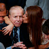 Menem "está mucho mejor, se levantó de la cama y comió solo", informa el parte médico