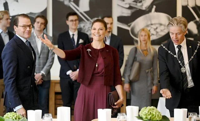 Andiata Kamille wine red trousers. Crown Princess Victoria wore a wine red Kiana blouse by Andiata