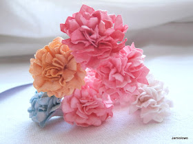 kolorowe kwiaty wykonane z papieru akwarelowego