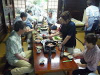 場所を変え、開放された旧家の大広間で舌鼓・地鶏鍋料理を堪能した