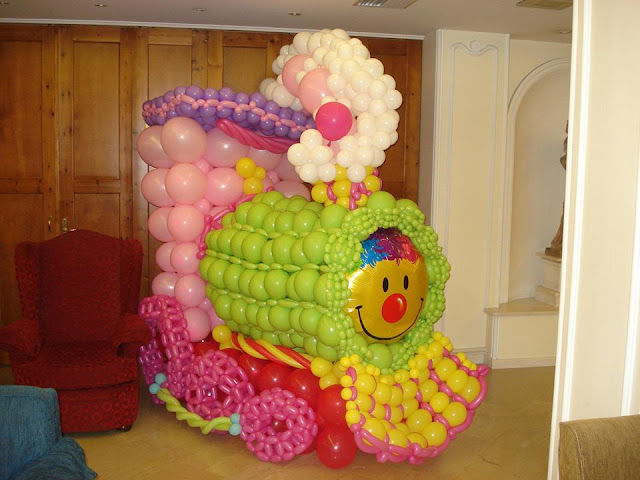 Big balloon sculpture_balloon train