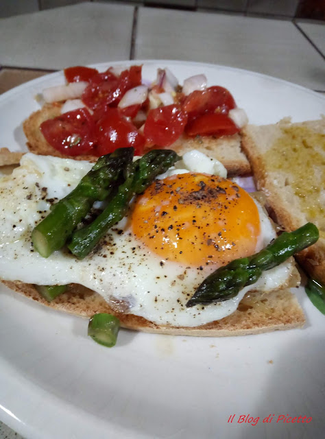 BrusBruschette con cipolle fresche di Tropea, asparagi e uova all'occhio di bue