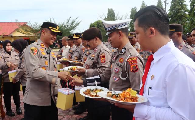 Apel Pagi, Kapolres Aceh Timur Berikan Ucapan Selamat Ulang Tahun pada Anggota