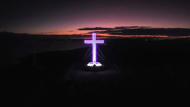 Cruz de Isla Tenglo nuevamente iluminada