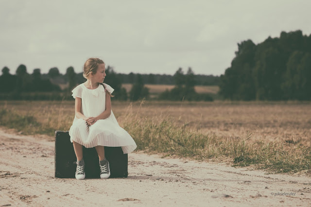 girl dziewczynka, sama, Agata Raszke, lato, summer, lonely, waiting, white dress, biała sukienka, walizka, oczekiwanie