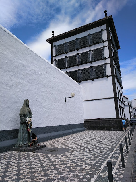 Estatua de Madre Teresa de Anunciada y Torre de Celosias del Convento de Esperança en Ponta Delgada