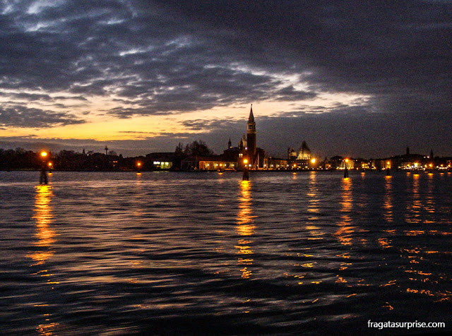 Veneza à noite vista de um vaporetto