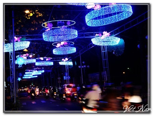 Đường phố Sài Gòn sáng rực đón năm mới