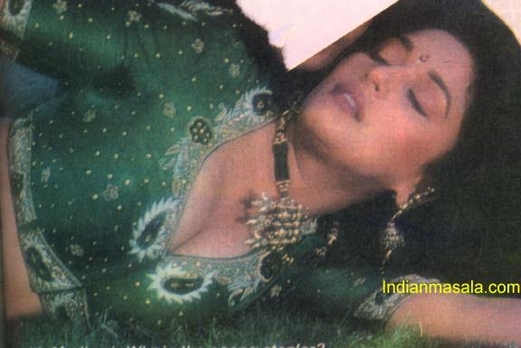 Madhuri Dixit Old Hot Kissing Cleavage Navel Show Pics Collection Sabwood Com