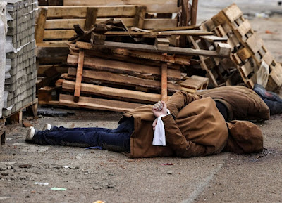 O corpo de um homem, com os pulsos amarrados nas costas, está em uma rua em Bucha, a noroeste da capital Kiev, em 2 de abril de 2022. - Os corpos de pelo menos 20 homens em roupas civis foram encontrados em um único rua em 2 de abril de 2022, depois que as forças ucranianas retomaram a cidade de Bucha, perto de Kiev, das tropas russas, disseram jornalistas da AFP. As forças russas se retiraram de várias cidades perto de Kiev nos últimos dias depois que a tentativa de Moscou de cercar a capital falhou, com a Ucrânia declarando que Bucha havia sido "libertada". (Foto de RONALDO SCHEMIDT/AFP) (Foto de RONALDO SCHEMIDT/AFP via Getty Images)