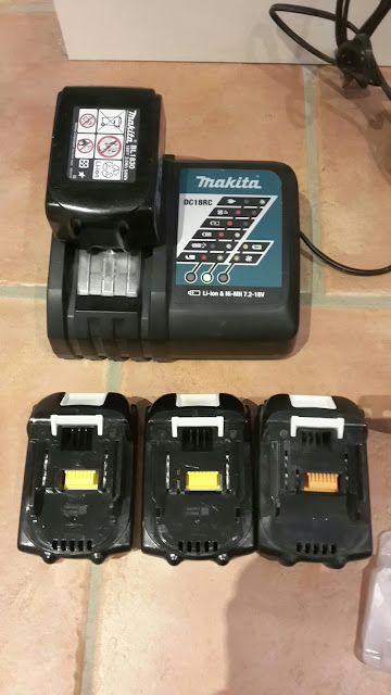 4 batteries makita dont une compatible