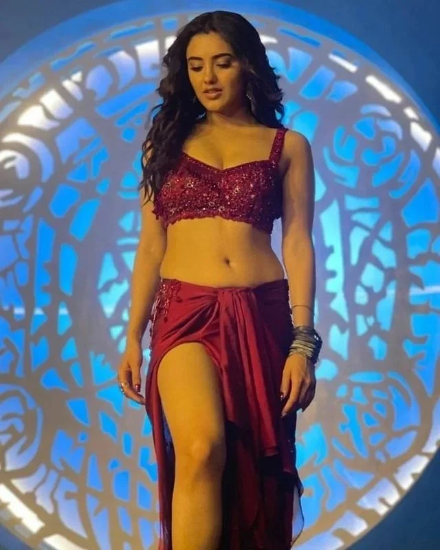 Malavika Sharma looks hot and sexy in red outfit, Malavika Sharma sexy nevel, Malavika Sharma hot, Malavika Sharma gorgeous looks, Malavika Sharma