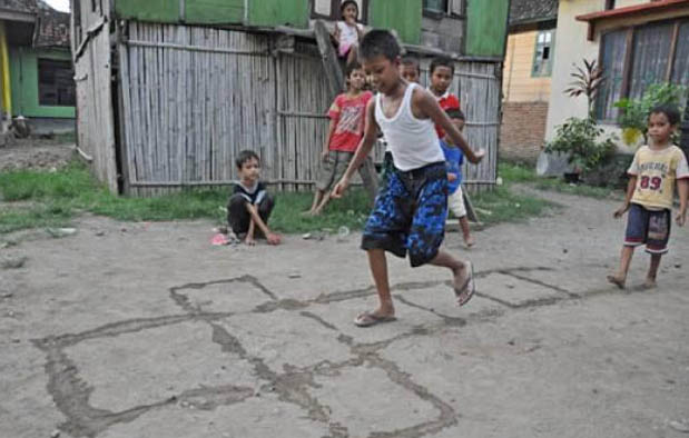 Kemajuan zaman secara sadar maupun tidak 9 Permainan Tradisional Jawa, Gambar, dan Keterangannya