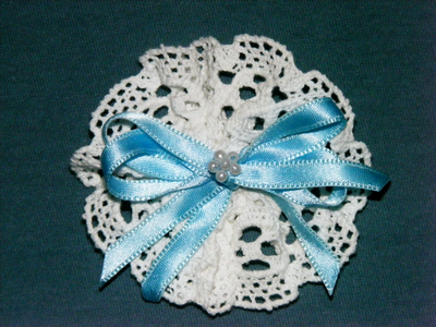 brosa croset handmade cu funda bleu