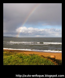 Fotografía de un arco iris sobre el mar