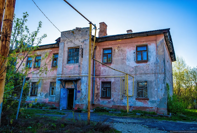 Старое, пошарпанное жилое здание