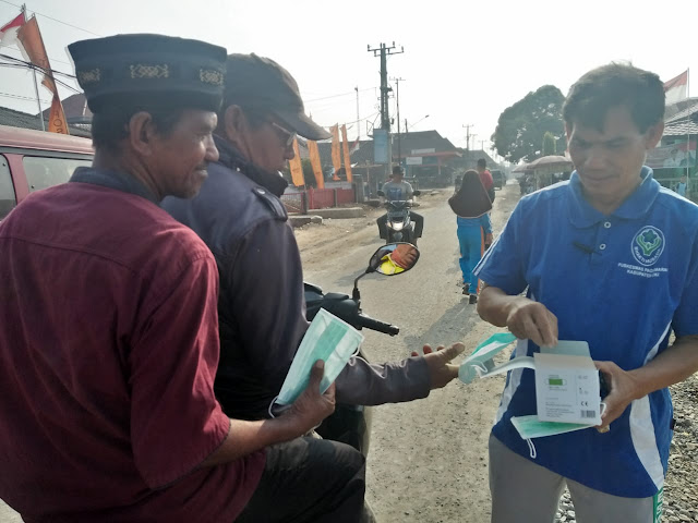 Sikapi Dampak Kabut Asap, PusKesMas Pedamaran Bagi-bagi Masker untuk warga