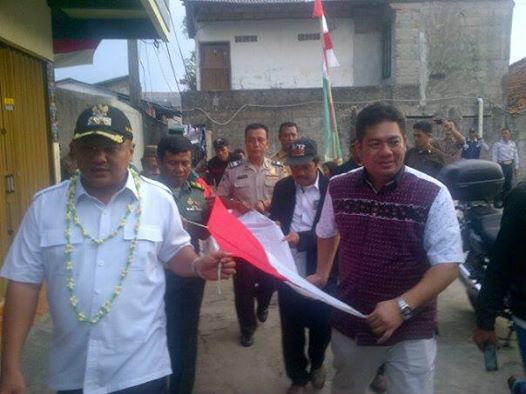 Warga Pasang Bendera Merah Putih Sepanjang 900 Meter 