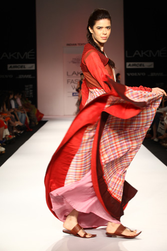 Prachi Desai walks for Shruti Sancheti at Lakme Fashion Week 2013