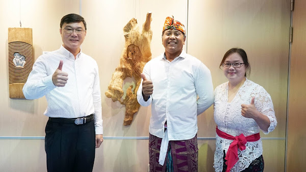 ▲來自印尼峇里島的木雕藝術家Made Sukariawan（馬爹），今年首次來到鹿港策展，自5月11日至6月18日於鹿港鎮圖書藝文中心展出「雕刻刀下的峇里島」。（記者林明佑翻攝）