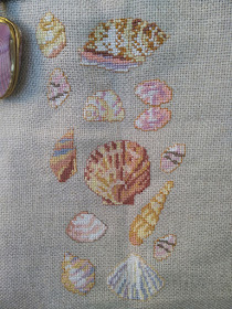 bolso playa, beach basket, costura, couture, sewing, punto cruz, cross stitch, point de croix, conchas, shell, lino, lin, linen