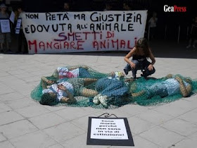 alcuni attivisti simulano la morte dei pesci per soffocamento e schiacciamento nella rete